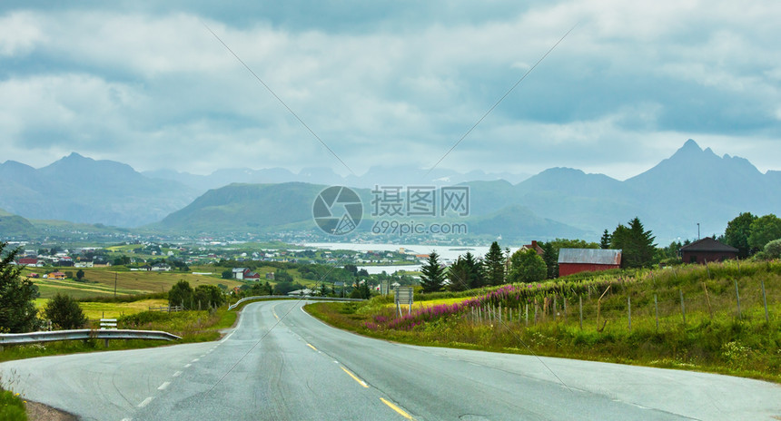 夏季Lofoten下坡路通往挪威的峡湾和山丘夏季多云的风景全图片