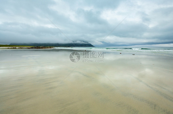 夏季雾和多云的海滩风景波浪水中云层反射覆盖白沙RambergLofoten挪威图片