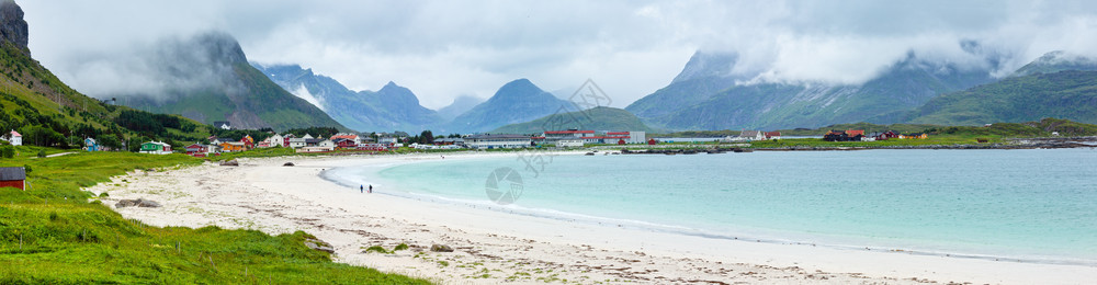 在Ramberg挪威Lofoten用白色沙子观察海滩的夏季阴云景色人们无法辨认图片