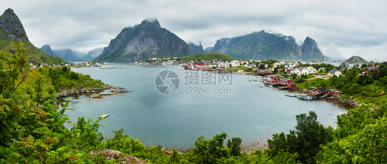 渔村Reine挪威洛福滕夏季云彩全景图片