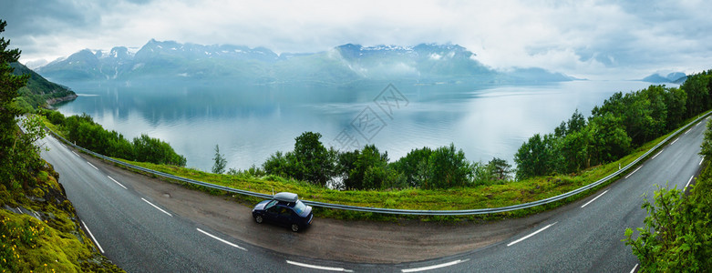 挪威诺德兰Glomfjorden上空有云色的夏季风景旅行者车辆在路上图片