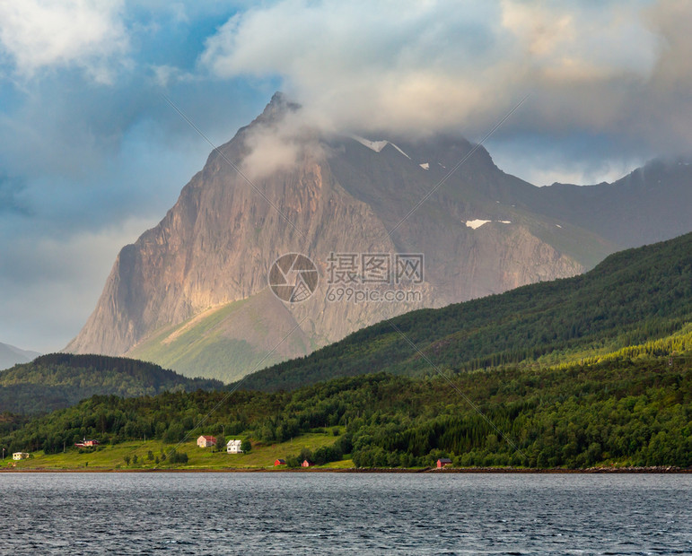 富尔德夏季月光阴云雾般的清晨风景沿岸有房屋挪威高清图片下载 正版图片 摄图网