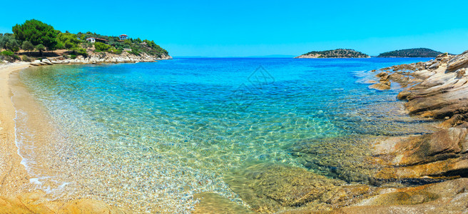 美丽的夏季爱琴海岩石岸地貌西托尼亚拉戈西海滩附近希腊哈尔基迪Halkidiki图片