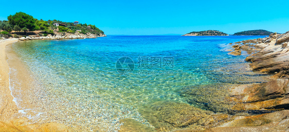 美丽的夏季爱琴海岩石岸地貌西托尼亚拉戈西海滩附近希腊哈尔基迪Halkidiki图片