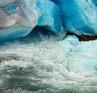 Nigardsbreen冰川洞穴和融化的冰河流紧闭着观景挪威的Jostedal美丽的天然冰川和河流开始了背景生态和旅行概念图片