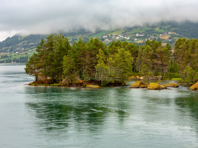 挪威Stonony岸边有森林的夏季多云峡湾地貌图片