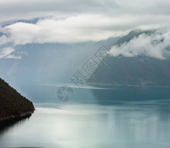 美丽的夏天阴云夜晚的峡湾风景挪威图片