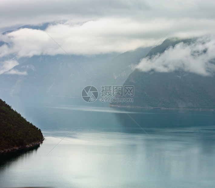 美丽的夏天阴云夜晚的峡湾风景挪威图片