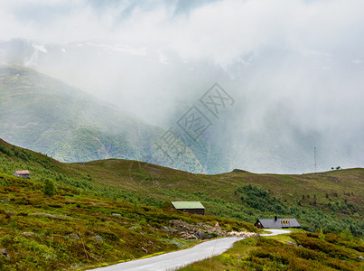 Aurlandsfjjellet挪威风景路线高地公上的夏季山地多云农村景观图片