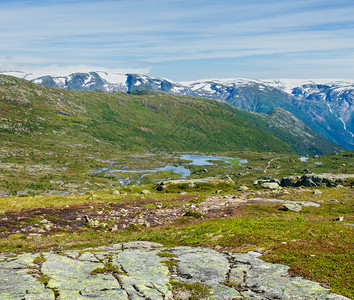 SummerRoldal高地原山区貌坡上有小湖泊和房屋挪威从奥达前往Trolltunga的远足路线图片