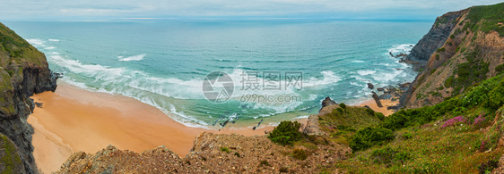 在夏季大西洋岩石海岸维琴蒂纳州阿尔加维葡萄牙和海洋浪中桑迪海滩上布满了石脊覆盖夏季大西洋岩石海岸的天气景象图片