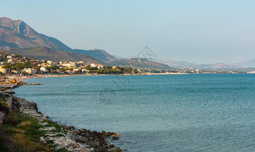 在意大利中部拉齐奥的丁亚省Gaeta镇晚间海湾风景人们无法辨认图片