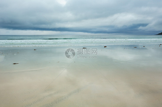 在Ramberg挪威Lofoten夏季雾和多云的海滩风景白沙和天空反射图片