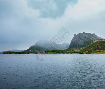 从渡口看兰峡湾夏季多云景色挪威图片