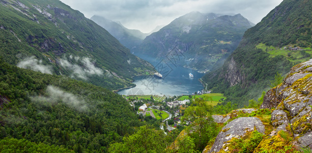 来自挪威达尔斯尼巴山顶的GeangerFjord云彩的夏季全景图片