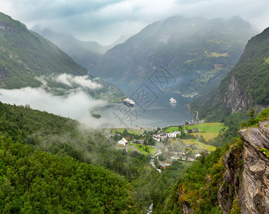 GeirangerFjord从挪威Dalsnibba山上空对夏季风景进行俯视图片