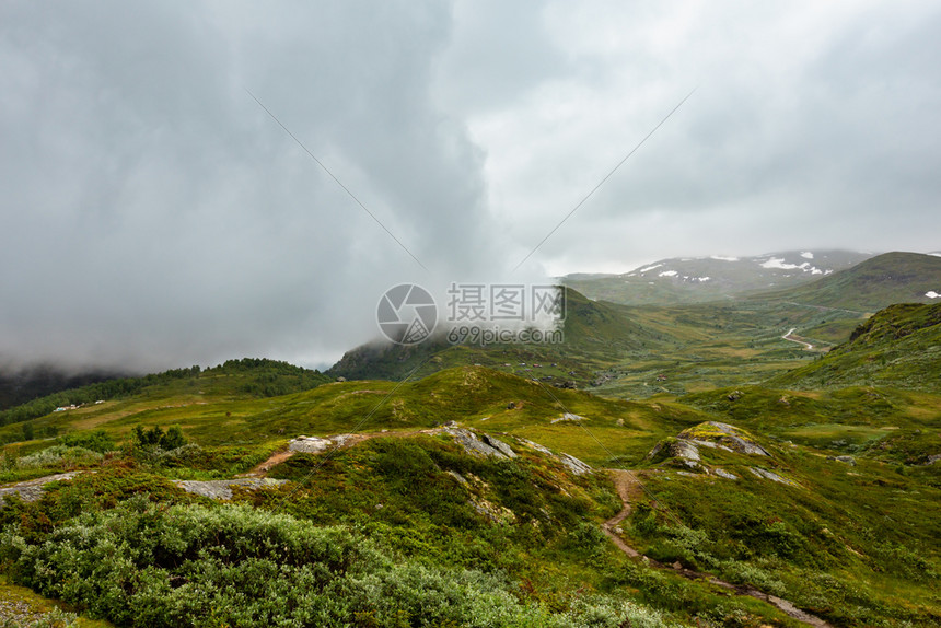 挪威北部山丘夏季多云的苔原景图片