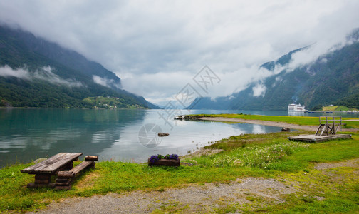 Lustrafjorden峡湾和山脉夏季多云景观挪威全景图片