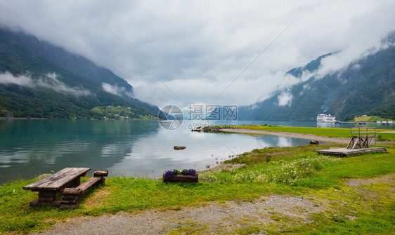 Lustrafjorden峡湾和山脉夏季多云景观挪威全景图片