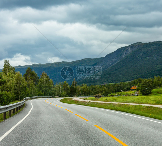 夏季多云的山地景观和蛇形二级公路挪威图片