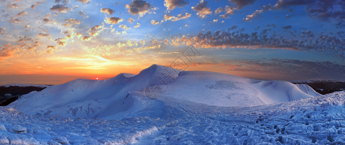 冬季雪山脊日落全景乌克兰喀尔巴阡山图片
