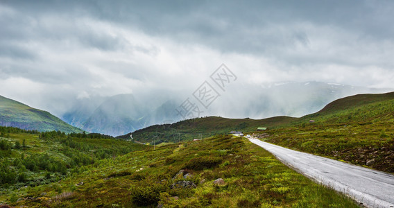 Aurlandsfjellet风景干道高地公路挪威的夏季山地多云农村貌图片