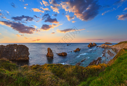 日落阿尼亚海滩西班牙大洋海岸线景观四针缝合全景图片
