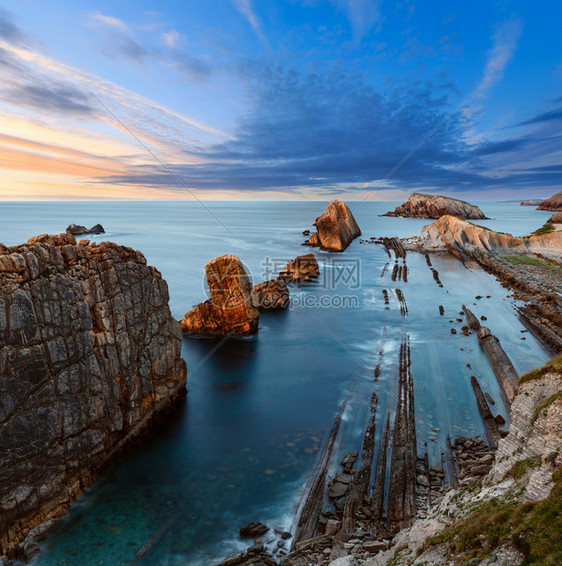 PortioBeach皮亚戈斯坎塔布里亚西班牙附近的大西洋岩石海岸线图片