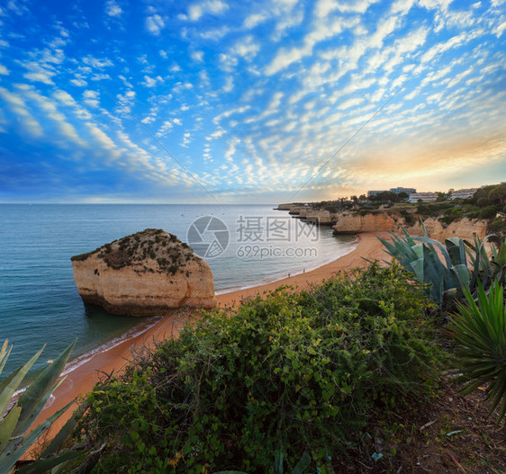 BeachPraiadaCovaRedonda夏季夜视大西洋海岸景拉果亚阿尔加夫葡萄牙人们无法辨认图片