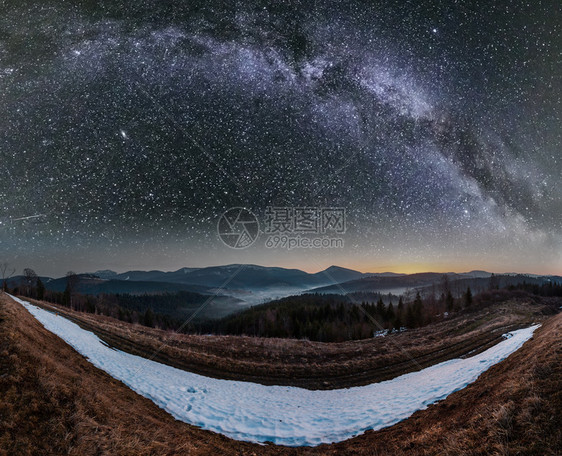 喀尔巴阡山高原地貌远处有雪覆盖的山脊天空有银河系图片