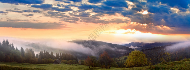 在乌克兰喀尔巴阡山的秋天晨雾云和阳光高分辨率缝合全景图像图片