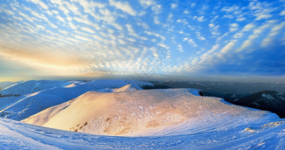 日光照入乌克兰喀尔巴阡山滑雪胜地图片