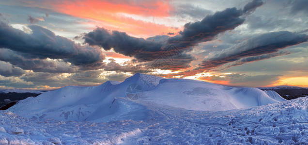 乌克兰喀尔巴阡山冬季山脊日落全景天空色彩绚丽图片