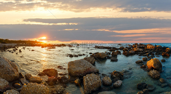 从海滩看日落夏季海岸线希腊列夫卡达图片