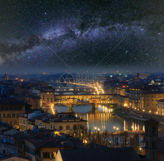 夜晚佛罗伦萨市顶端景色意大利托斯卡纳在阿诺河上天空中星状银河图片