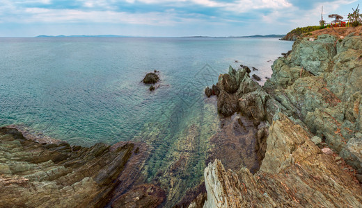 夏日晨海景来自Tristinika海滩附近的岩石岸希腊Chalkidiki锡托尼亚图片
