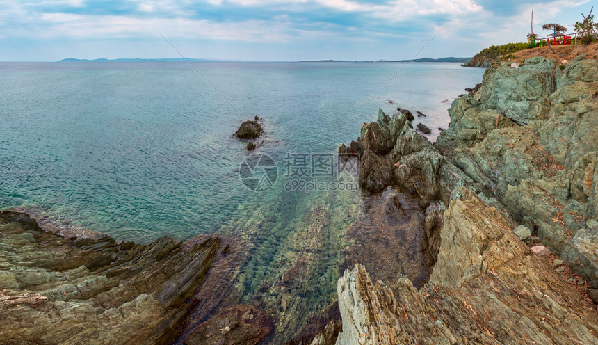夏日晨海景来自Tristinika海滩附近的岩石岸希腊Chalkidiki锡托尼亚图片