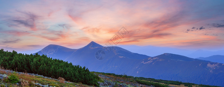 月亮天空背景的山地轮廓夏季黎明的薄雾顶部风景Gorgary喀尔巴阡山脉乌克兰图片