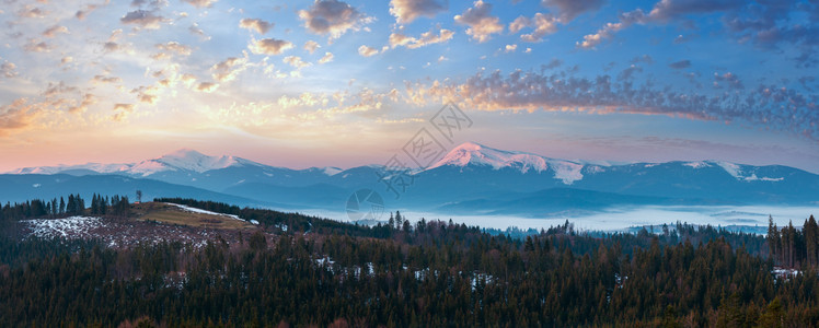 喀尔巴阡山高原地貌乌克兰远处有雪覆盖的山脊顶峰图片