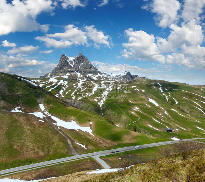 奥地利沃斯山坡上有雪的夏日山景色汽车模型无法辨认图片