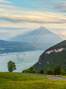 Brienz湖或Brienzersee晚云夏夜最佳视野瑞士伯尔尼图片