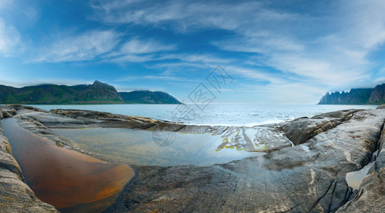 夏夜海岸全景龙的牙齿岩石挪威森雅JuckingErsfjord图片