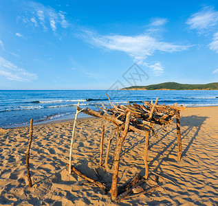 保加利亚夏季海岸与沙滩和阳光下小型木锯遮阳的夏季海岸相望图片