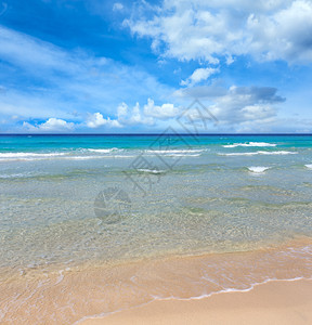 美丽的海浪夏天景色从沙滩图片