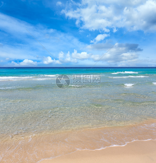 美丽的海浪夏天景色从沙滩图片