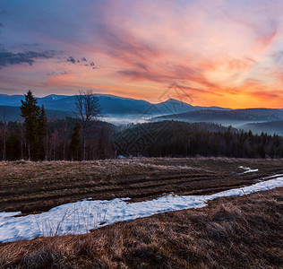 珏山喀尔巴阡山高原地貌乌克兰远处有雪覆盖的山脊峰顶背景