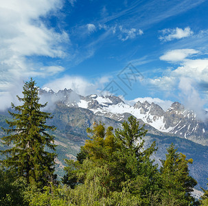 瑞士阿尔卑斯山顶雪的夏季山地景观图片