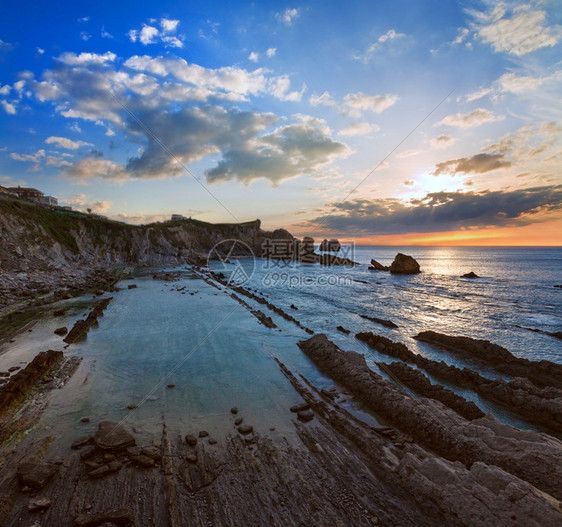 ArniaBeach西班牙大洋海岸线日落来自岩石图片