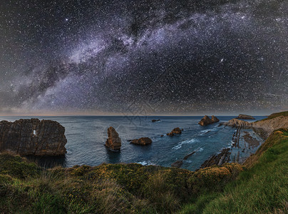 ArniaBeach西班牙大洋海岸线从岩石中夜视天空还有恒星银河图片