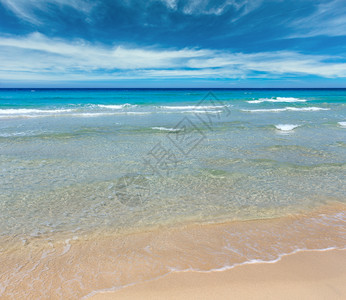 美丽的海浪夏天景色从沙滩图片